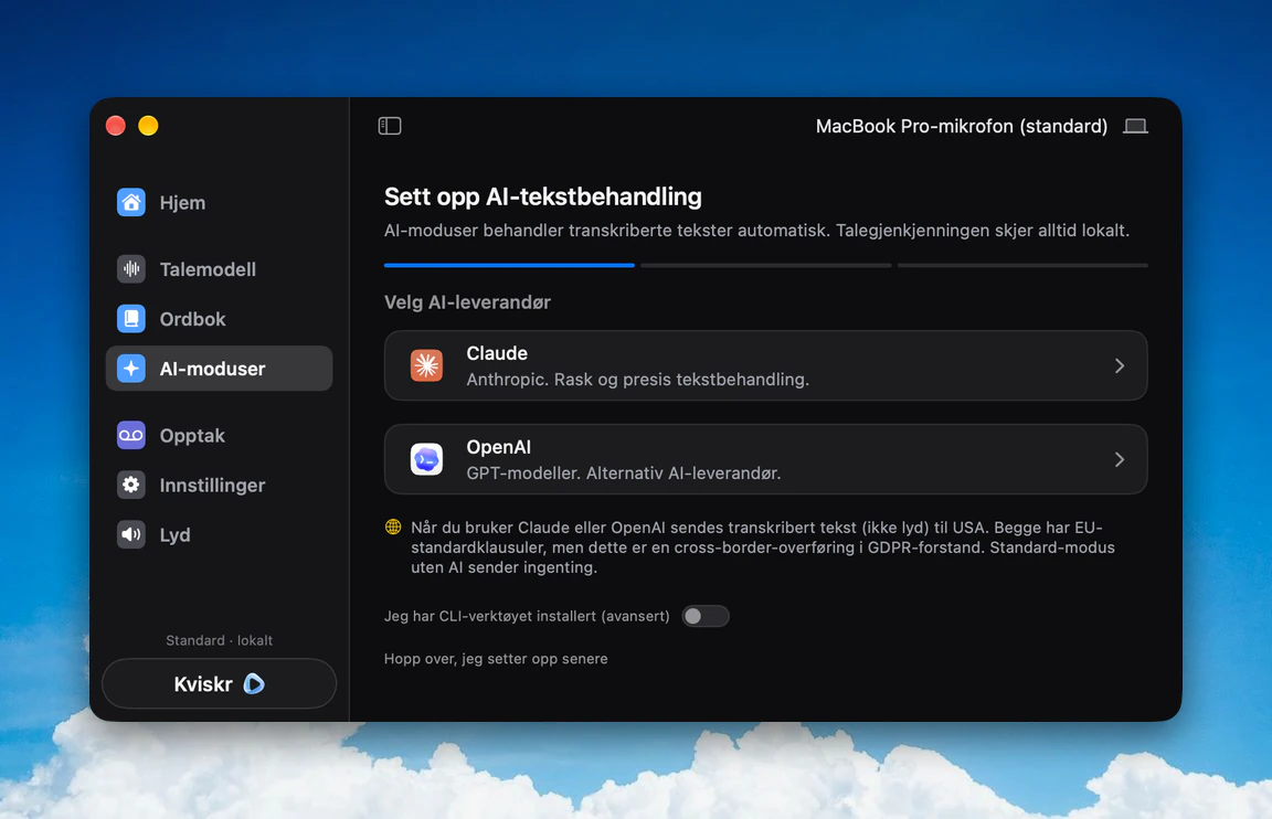 Oppsettet for AI-moduser i Kviskr: valg mellom Claude og OpenAI, med en merknad om at transkribert tekst sendes til leverandøren når en AI-modus brukes