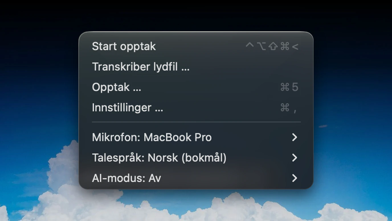Kviskrs meny fra menylinjen: Start opptak, Transkriber lydfil, Opptak med ⌘5, Innstillinger med ⌘-komma, og under en strek Mikrofon: MacBook Pro, Talespråk: Norsk (bokmål) og AI-modus: Av.